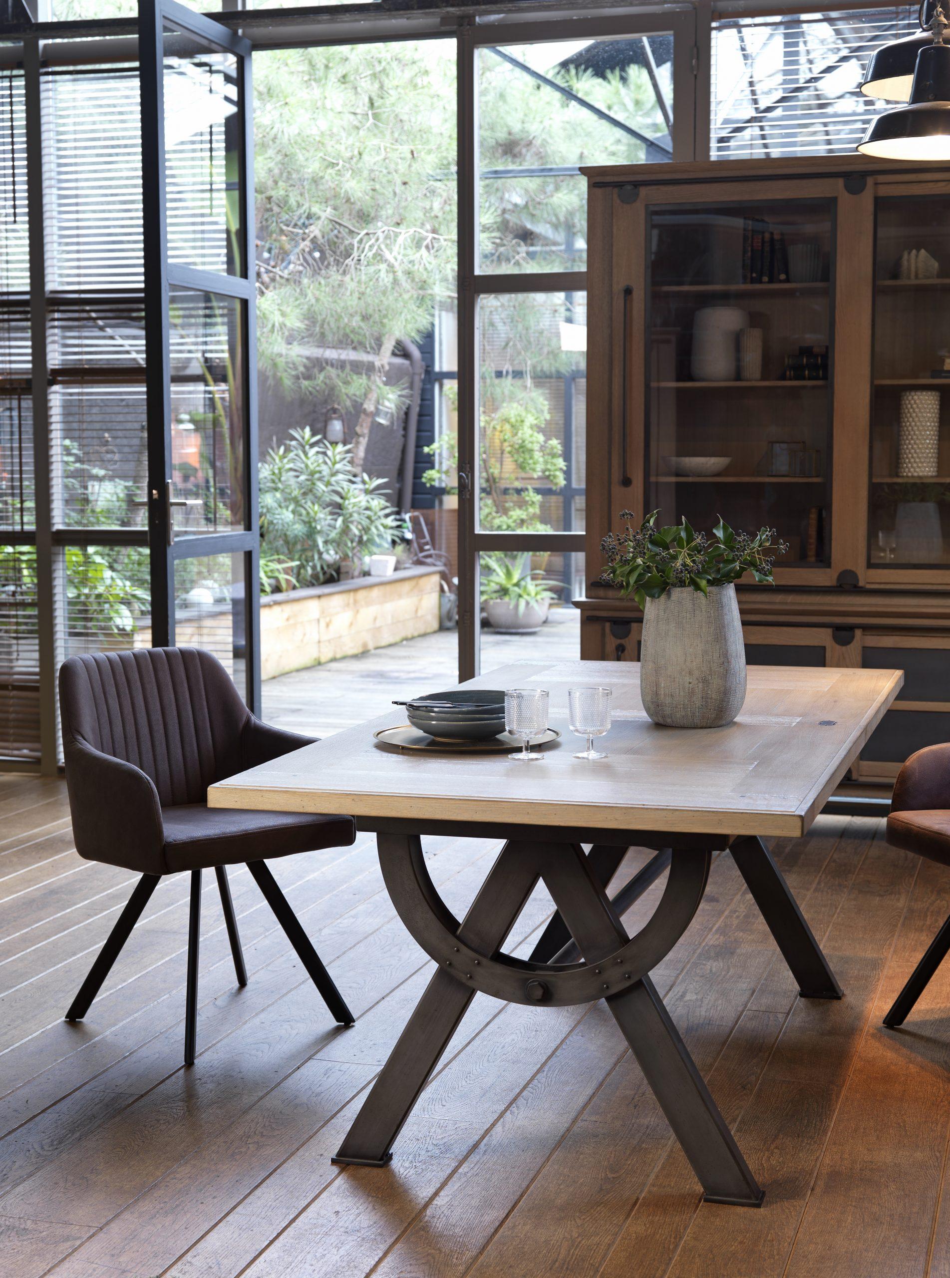 Table à manger contemporaine en chêne et métal plateau