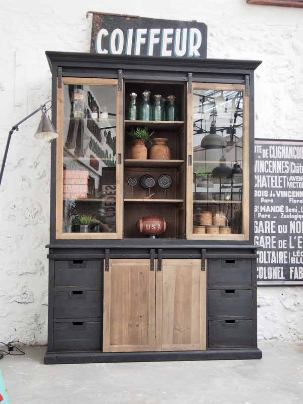 Vitrine industrielle en bois