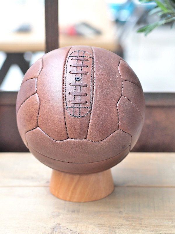 Ballon de foot vintage en cuir cousu main - Metal and Woods