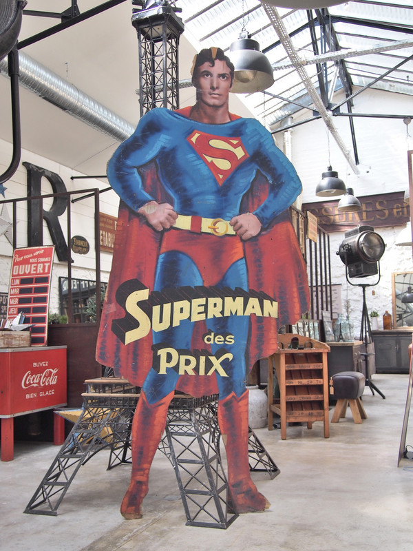 Enseigne Superman des prix en bois peinte