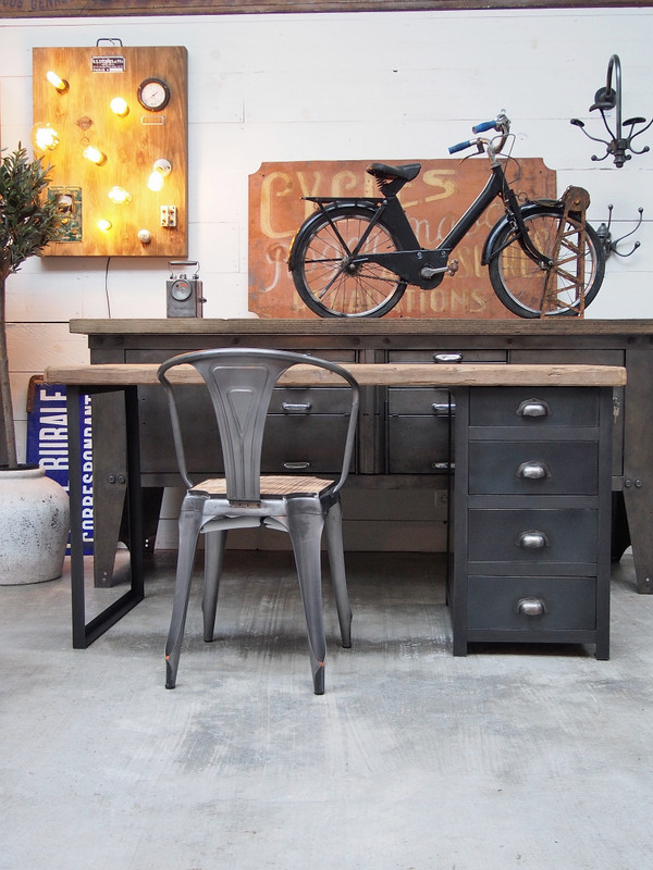 Bureau En Métal Dans Un Style Industriel - Déco brocante