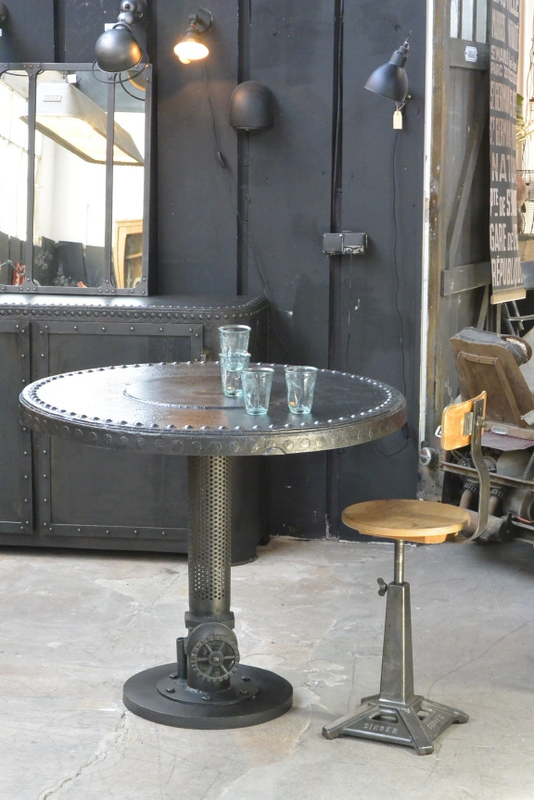 Table industrielle ronde rivetée