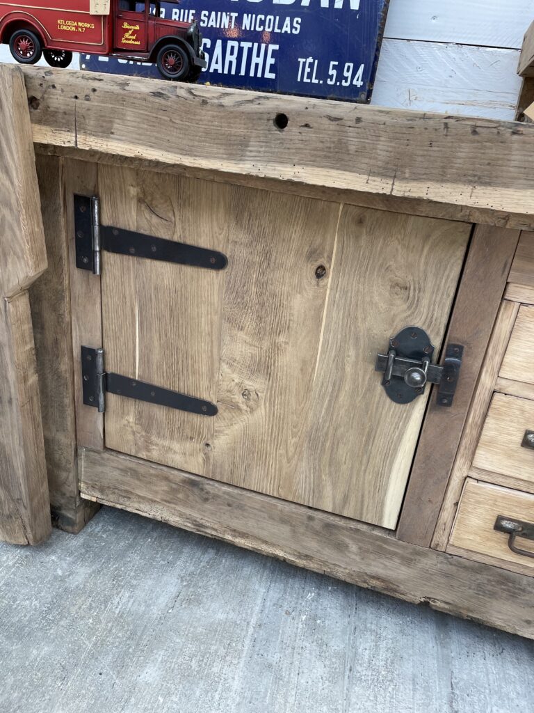Établi de menuisier ancien recomposé avec portes et tiroirs
