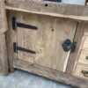 Établi de menuisier ancien recomposé avec portes et tiroirs