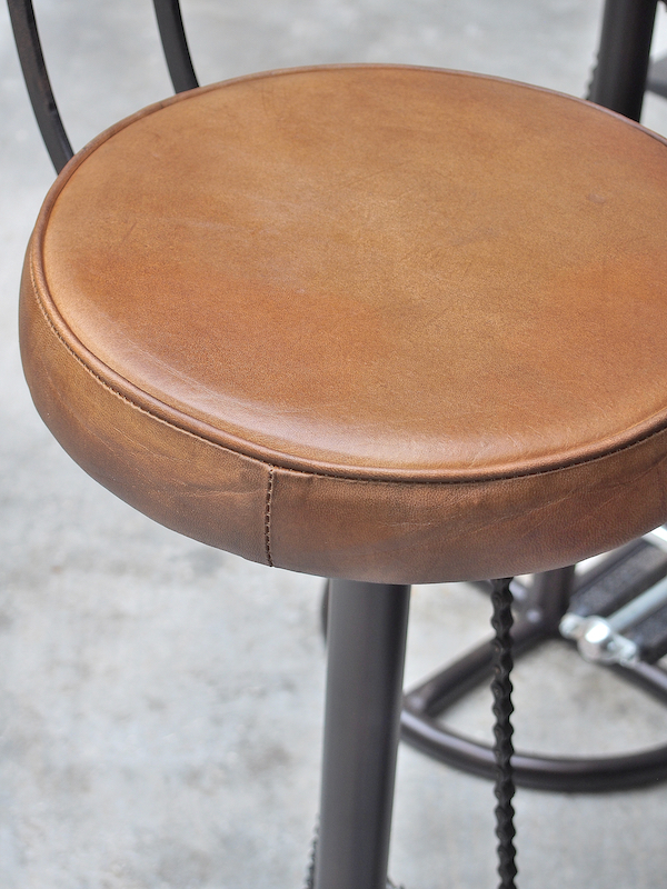 Tabouret haut industriel à vis façon roue de vélo