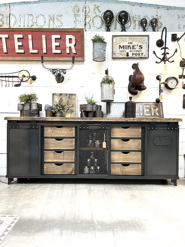 Buffet industriel avec portes coulissantes